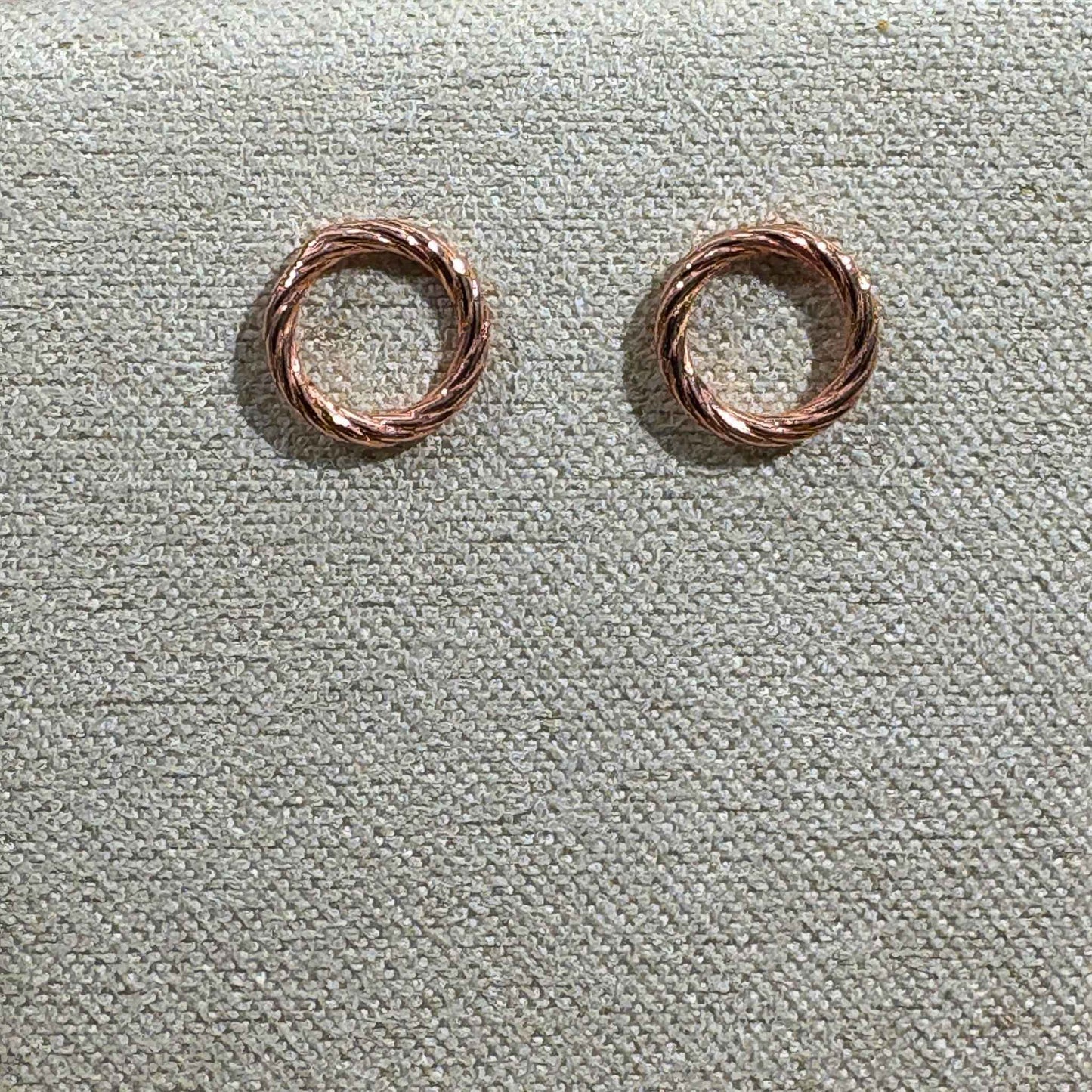 Studs Rose - geriffeltes Finish